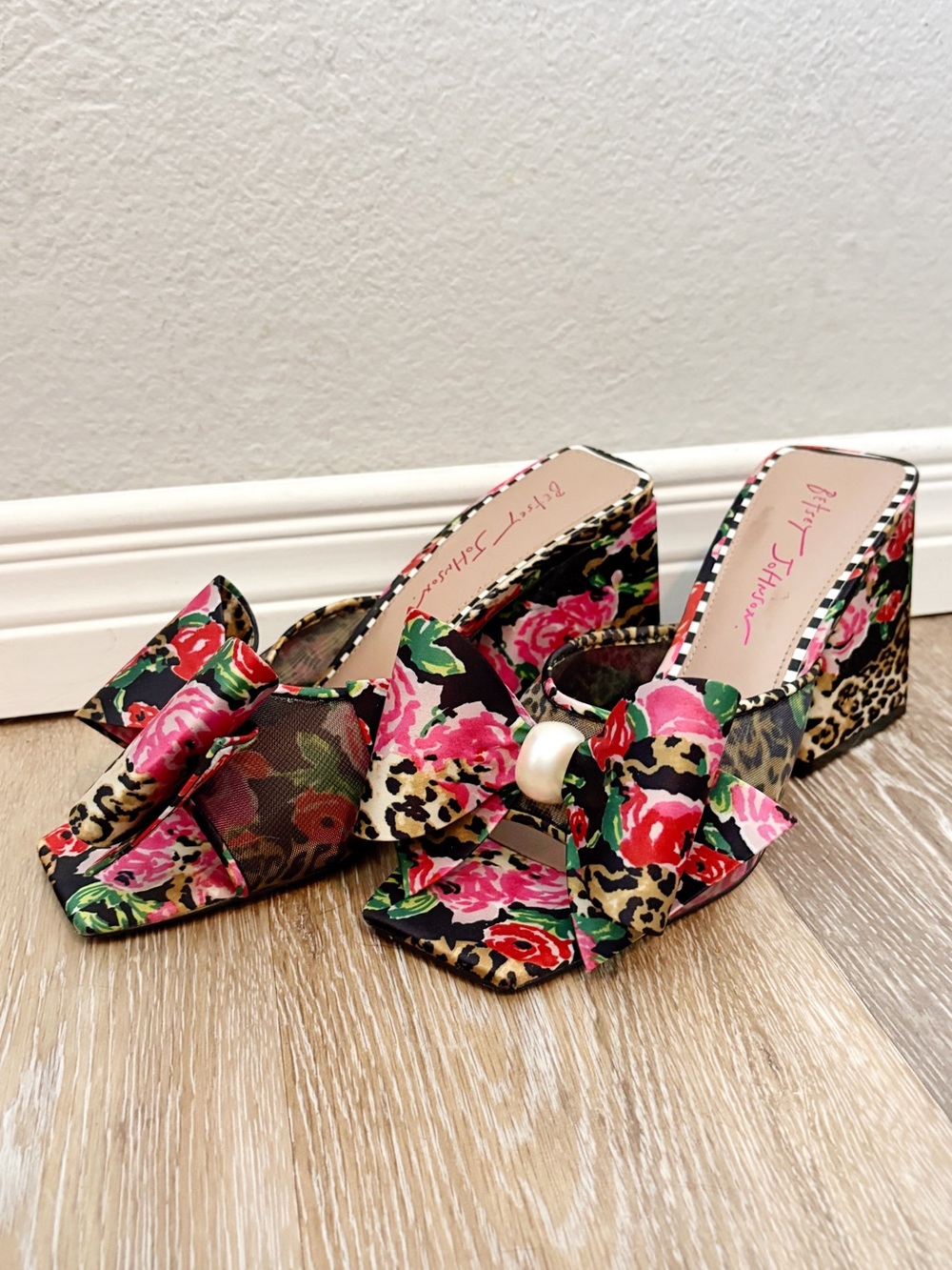 Betsey Johnson Jordn Platform Sandals Pink Floral & Leopard Bow with Pearl